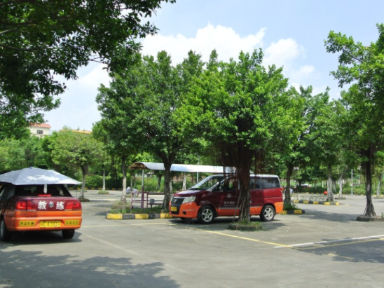 佛山驾校训练场一角