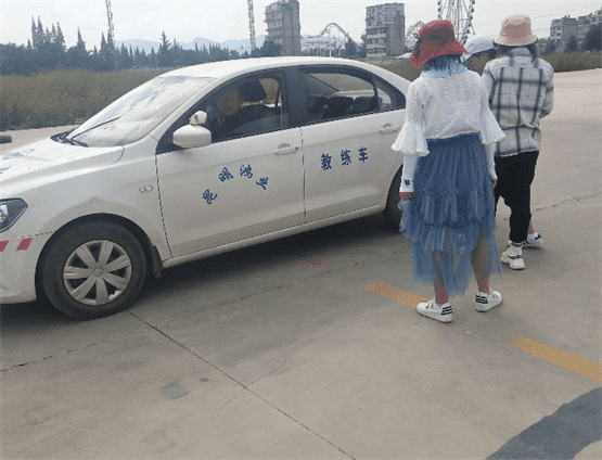 昆明鸿业驾校训练场
